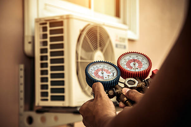 Professional Hvac technician working in Thousand Palms, CA